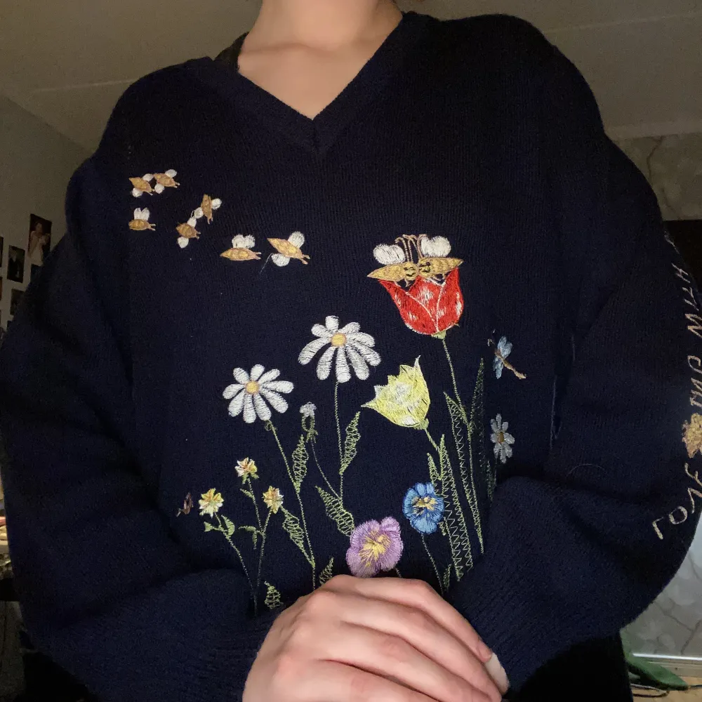 fantastiskt söt stickad tröja med blommor och bin på😭 står ingen storlek i men skulle gissa på S/M beroende på hur man vill att den ska sitta😁 . Stickat.