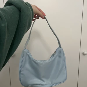 Miniväska - Superfin handväska från monki! Nästan aldrig använd!💕💕