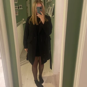 Svart kappa - Säljer denna svarta kappa från bikbok💞 Storlek: M Köparen står för frakten
