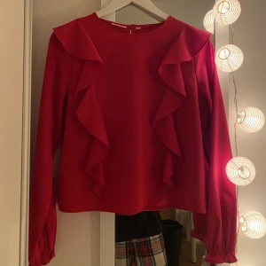 Blus - Säljer min söta blus ❤️ långa armar och volanger längst sidan. 