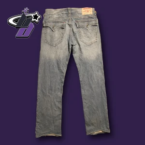 true religion jeans - skitsnygga raka truey jeans! sjuk passform o snygg fade!  ytterben, 110cm innerben, 82cm midja, 34 (inte cm)