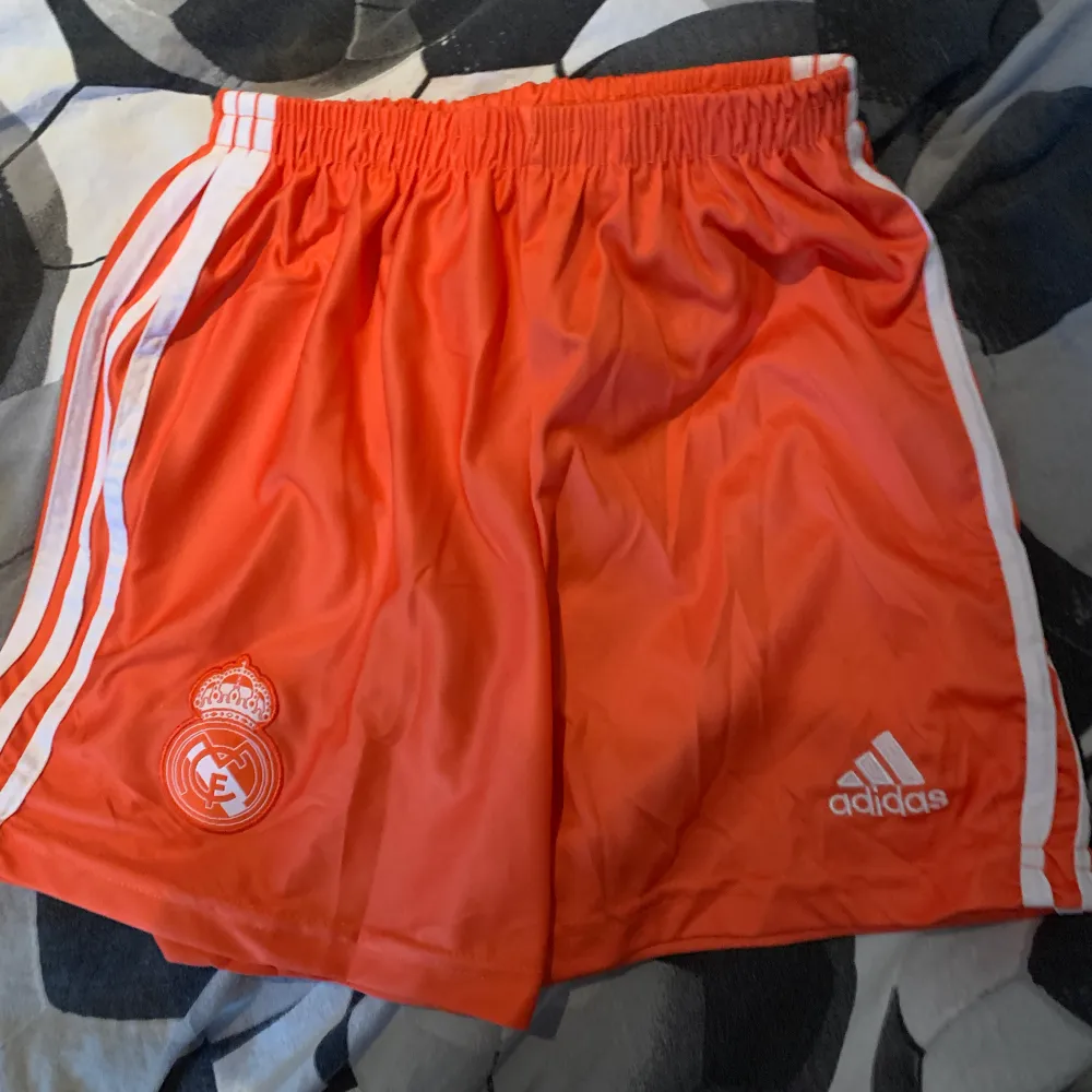 Säljer mina real Madrid shorts i storlek 176. Shorts.
