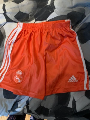Real Madrid shorts  - Säljer mina real Madrid shorts i storlek 176