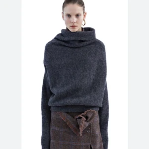 Acne studios vendome mohair i mossgrönt - Fint skick, sparsamt använd. Tröjan är varm och väldigt mjuk och skön.   Färgen är mossgrön och inte grå som på modellen. 