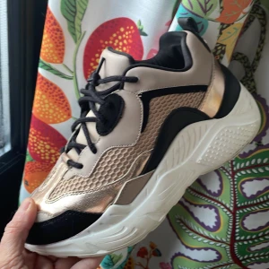 Steve Madden sneakers - Steve Madden sneakers med inbyggt platåsula.  strL.37  Använda fåtalet gånger 