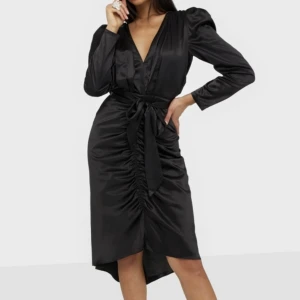 ADOORE Klänning - En cocktail klänning i svart från Adoore 🖤 Säljer då den är för stor för mig. Det är en storlek L men upplevs som en M-L. Kommer med en band i midjan samt en extra ögla i urringningen så man kan justera själv 🖤✨