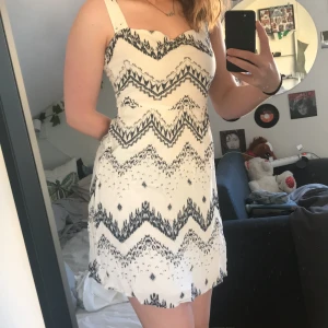 Klänning - Vit och mörkblå mönstrad klänning i storlek 36🤍 mjuk i tyget med knytning i ryggen, går att justera✨ perfekt för skolavslutning, student eller bara en sommarklänning, luftig i materialet🌿