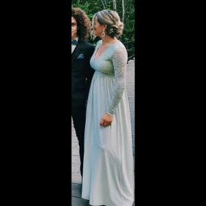 Balklänning ljusblå  - Jättefin balklänning! Ändats använd en gång vilket gör att den är som ny. Väldigt fin på med armarna och ryggen💞