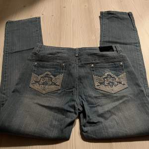 Low rise jeans från 2000 talet. Dom kommer inte till användning  :(  dom är i storlek 42 men passar mig som oftast har M 💗KONTAKA INNAN NI KÖPER.