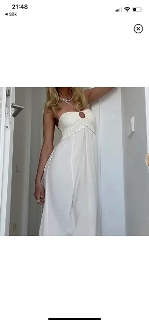 Klänning från hm - Klänning från HM, använd 1 gång. Annons kvar = vara kvar . TRYCK EJ PÅ KÖP NU DMA ISTÄLLET. Bilden är tagen från tiktok!