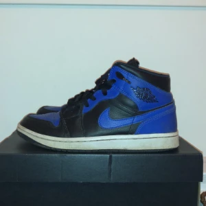Air Jordan 1 Mid Hyper Royal  - Jordan 1 Mid hyper royal, köpta från kicksnstuff 2021, st 40,5, i använt fint skick 