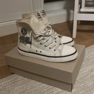 Skor isabel marant  - Säljer mina så snygga isabel marant skor som liknar converse skulle jag säga. Köpa i Paris för 2000kr. Box och paket och allt finns. Köptes i maj. 