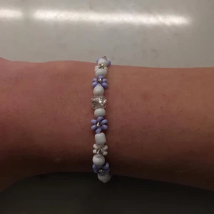 Pärlarmband  - Design: Victoria  Färg: pastell blå, vit 