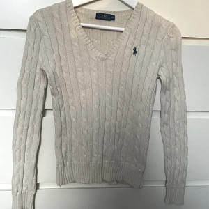 Ralph Lauren tröja - Ralph Lauren tröja i väldigt fint skick✨ Fina detaljer, passar till allt! Storlek XS. Nypris cirka 1450kr. 