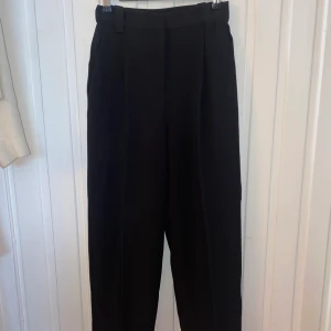 Kostymbyxor & other stories - Raka kostymbyxor från & other stories som aldrig kommit till användning! Storlek 34