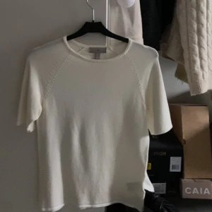 Stickad t-shorts från H&M - Säljer min tröja från hm 💓 Då jag inte för användning till den , den är använd några gånger och är i bra skick !💓