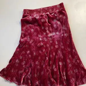 Fin halvlång kjol i sammet (med underkjol)  Storlek: 10 år Mycket sparsamt använd.  Från rök- och husdjursfri familj.