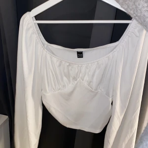 Tröja  - Fin vit tröja  Aldrig använd  Storlek M