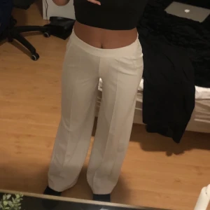 Vita kostymbyxor - Perfekt vita kostymbyxor från bershka! Sparsamt använda då inga slitage eller liknande. Resor på baksidan av midjan vilket gör att de får väldigt fin passform och är inte genomskinliga. Kan bäras både som lågmidjade eller midjehöjd. För referens är jag ca 170cm lång! Köparen står för frakt💕 pris kan oftast diskuteras och kan ge paketpris så kika gärna in de andra jag säljer