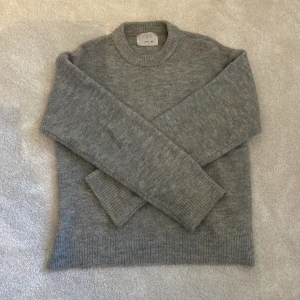 Stickad tröja  - Jättefin stickad tröja från zara barnavdelningen! Den är sparsamt använd och är i bra skick, tröjan är aningen nopprig men det går att fixa ❤️ storlek 164 men skulle säga att den passar xs och s också