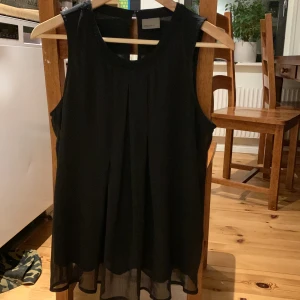 Topp - Topp i mycket fint skick  Storlek S Märke: Vera Moda  Frakt tillkommer 