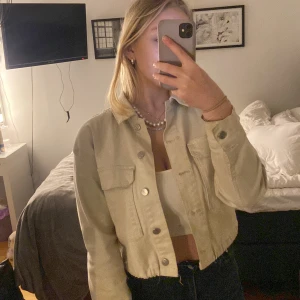 Croppad jeansjacka - En jättesöt, beige, croppad jeansjacka köpt på Carlings. Säljer denna då den inte kommer till användning längre. Inga tecken på användning. Hör av er vid frågor💗 
