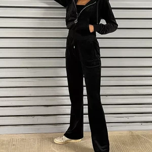 JUICY COUTURE SET - Svart juicy set köpt för ca en månad sen. OBS! Inte samma modell på bilden men liknande. Swipe för å se rätt modell/kolla i min profil för annons på tröjan och byxan  då ser man bättre vilken modell :)  Tänker ca 1200 för båda men buda:) Nypris är 2200