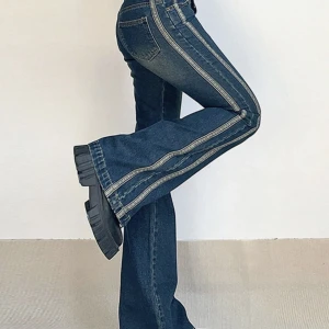 Vintage lowrise jeans - Säljer pga för små för mig :)  Nyskick! 💓 Storlek 29/passar en XS Lowrise och utsvängda ner till:) Skickar gärna bilder privat om önskas!