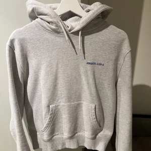 Axel Arigato Hoodie  - Säljer min skitsnygga hoodie från Axel Arigato pga att den inte kommer till användning. Har endast använt den två gånger, alltså i nyskick. Nypris är 1500 🫶🏼💕