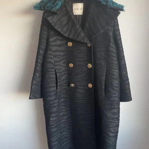 Kenzo x H&M kappa i ullmix strl 42 - Kenzo x H&M kappa i ullmix strl 42 Längd 117cm Bystmått 121cm