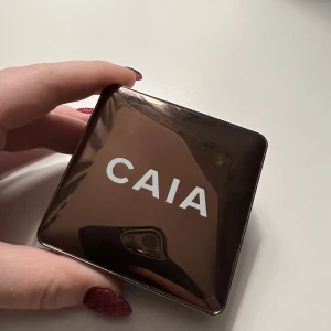 Caia bronzer  - Bronzer från Caia. Använd men mycket produkt kvar. Säljer för att jag vill köpa en annan färg. 100kr + frakt. 