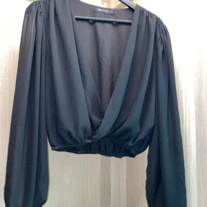 Svart topp - Långärmad topp med u-ringning Nelly Använd en gång