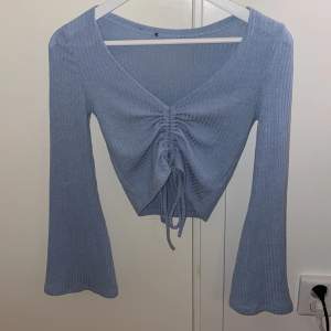 en fin blå tröja med snörning, använts av mig men inga tecken på defekter 🤝strl S köpt för 199kr säljer för 90 💞
