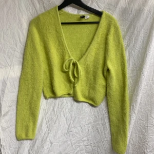 Grön kofta - Grön fluffig kofta från H&M i storlek M. Kontakta mig vid köp eller frågor💚