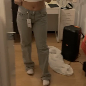 Jeans  - Gråa lågmidjade jeans från Gina i storlek 40. Säljer då dom är lite för långa på mig som är 160cm. Nypris 500kr säljer för 170kr + frakt. Skriv för fler bilder❤️