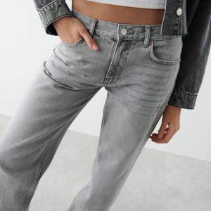 Jättesnygga gråa lågmidjade straight jeans från gina tricot! ❤️❤️ Säljs för att jag har många andra liknande jeans! ❤️ Köpta för 500kr  