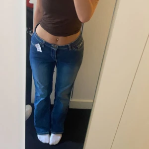 jeans med fina fickor! - köptes second hand i tyskland! fina detaljer på fickorna samt lite bootcut