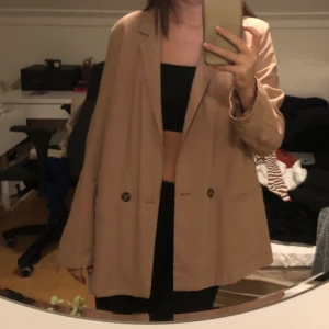 Beige kavaj - Beige kavaj från Gina tricot! Använd en hel del min inga slitage eller så. Jag har även de matchande kostymbyxorna så skriv ifall du även är intresserad av de! Köparen står för frakten💕 priset kan oftas diskuteras och kan även ge paketpris så kika gärna in de andra jag säljer