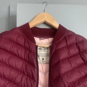 Dunjacka  - Tunn jacka med din framtill, baktill och på överarmarna från hollister. Stl M