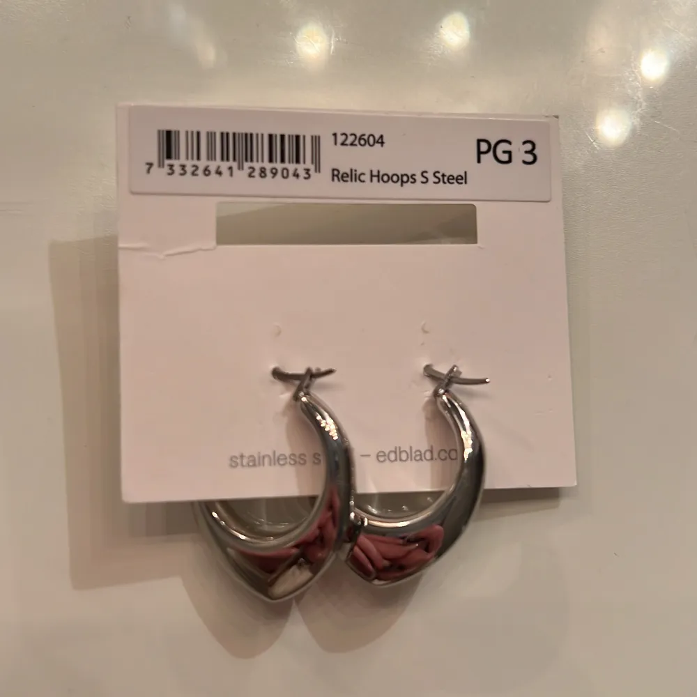 Säljer dessa öronhängen från Edblad då jag aldrig använt dem. Nypris 349 kr. Accessoarer.