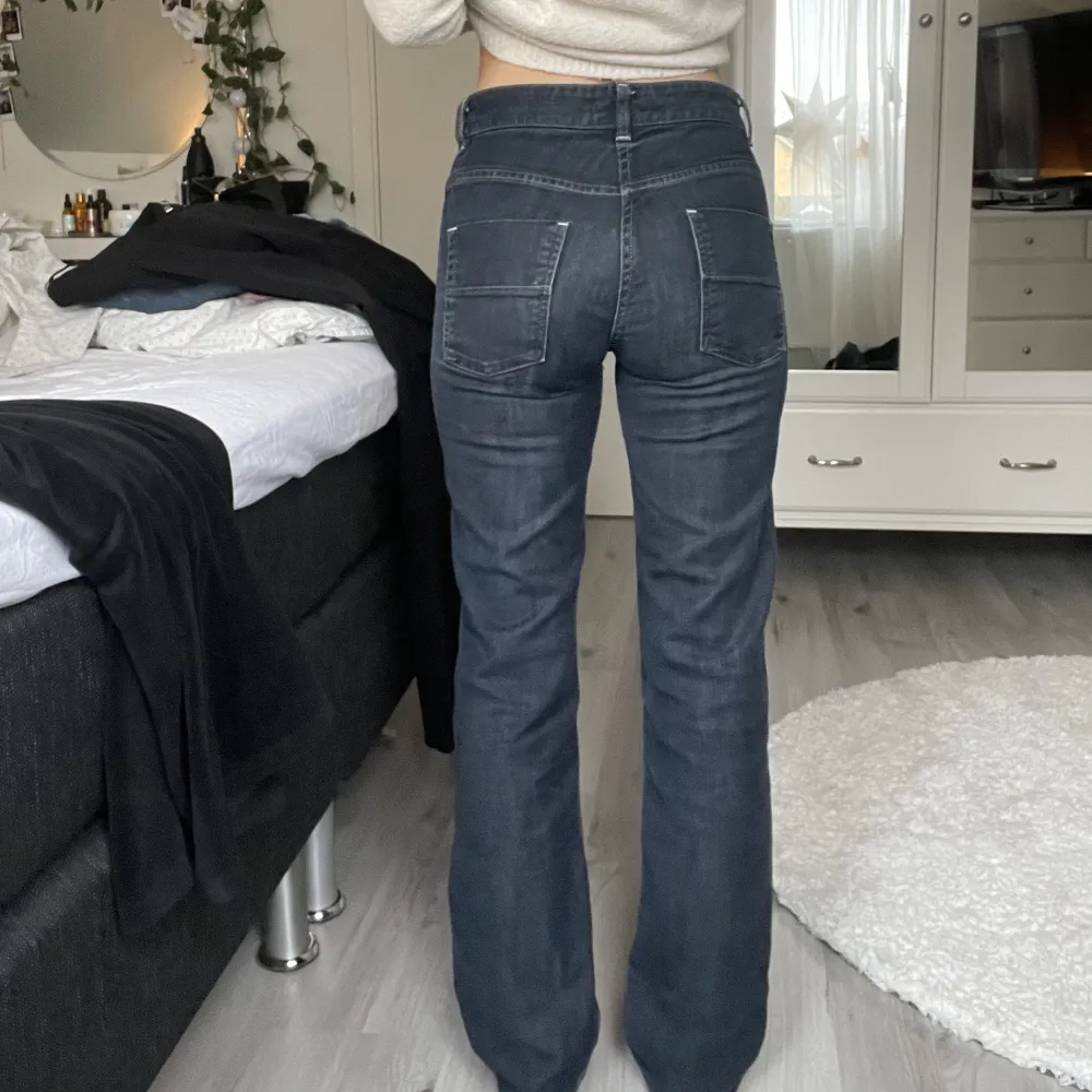Snygga jeans från Filippa k stl 28/34 sitter på mig som i vanligafall har xs. Fint skick och de säljes för 250kr+ frakt eller bud med rätt att neka 😊. Jeans & Byxor.