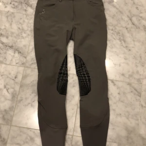 grå CRW ridbyxor strl 38 - Ljusgrå halvskodda ”Hahn CRW” ridbyxor till salu. Mycket fint skick, damstorlek 38. 