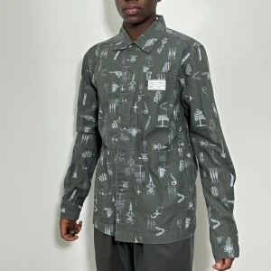 Wesc X Strreo skjorta - Långärmad Skjorta   Wesc X Stereo Skjorta   Storlek L (passar M) - Bra skick  Längd: 74 cm Bröst: 52 cm   Ställ gärna frågor  Följ @diviinethrift på instagram ❤️   #skjorta #skateboard #streetwear