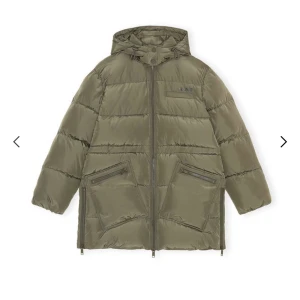 Ganni Jacka  - Säljer min fina vinterjacka från Ganni. Köpt förra året men är i alldeles nyskick. Endast använd 2 gånger. Jackan är oversized och puffig. Ordinariepris: 4095kr.   Kontakta mig för egna bilder! Kan tänka mig att gå ner i pris vid snabb affär💗