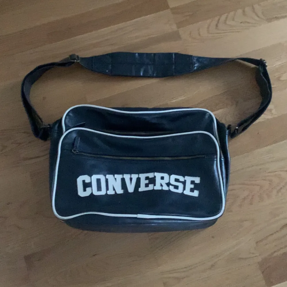 converse väska i bra skick som man får plats med både dator och böcker! Snygg men inte min stil så säljer, köpt på sellpy för 350, använd max 3 gånger💕250+frakt. Väskor.