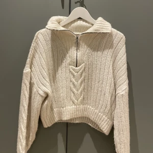Stickad halv-zip - Stickad halv-zip tröja, köpt på asos. Stl s. Använd fåtal gånger