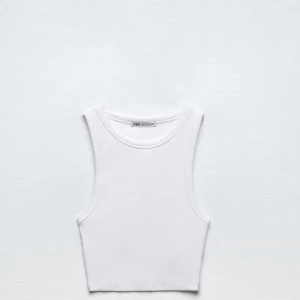 Vit linne, Zara - Vit basic croppat linne från Zara i storlek M som tyvärr inte passar mig, använd fåtal gånger så fint skick😊 Fraktar endast och köparen står för frakten:)