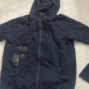 fin ianvänd peak performance - jättefin oanvänd peak performance kofta, kommer ej till använding. jättebra skick. köpt för 799