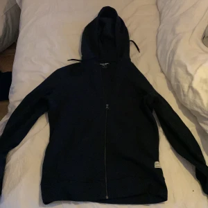 Jack & Jones zip hoodie - Jack & Jones zip hoodie används inte längre därav säljer jag den.  Använd 1-2 gånger nypris 449kr