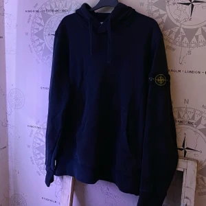 Stone Island Hoodie  -  Skicket på tröjan är väldigt bra! Jag har ej använt tröjan så mycket då den mest hängt i min garderob. Storlek M, jag själv är 189 cm lång och storlek M passar mig  jättebra, Ny pris 2500kr